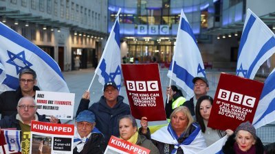 亲以色列团体当地时间周一晚，在英国伦敦的BBC总部大楼外抗议。（图取自路透社）