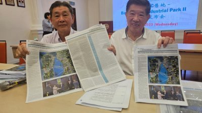 陈国平（右起）与方炎华在记者会上，展示财经媒体《The Edge》对BKIP2土地交易的大幅度报导。