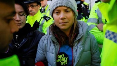 英国警方今天以违反公共秩序罪名起诉瑞典环保少女桑柏格。（路透社）