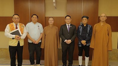 林添顺（左4）与佛教总会及道教总会柔州分会召开会议，商讨如何防止信徒坠入滥用宗教及神明之名诈骗陷阱。