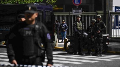 当地时间周三在阿根廷布宜诺斯艾利斯，以色列大使馆接获“炸弹威胁”，联邦警察过后驻扎在周围戒备调查。（图取自法新社）