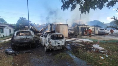 甘榜华利山2间屋子4辆汽车被火烧毁。