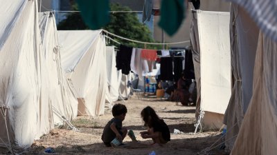 2个孩子当地时间周四，在加沙地带南部的难民营地上玩耍。（图取自法新社）
