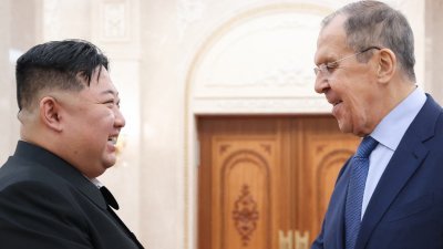 朝鲜最高领导人金正恩（左）和俄罗斯外交部长拉夫罗夫，周四在朝鲜平壤会面时握手合影留念。（图取自俄罗斯外交部/法新社）