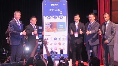 邓章钦（左起）、黄瑞林、马清松、杨凯斌和巴拉玛推介Wavpay全能电子钱包计划。