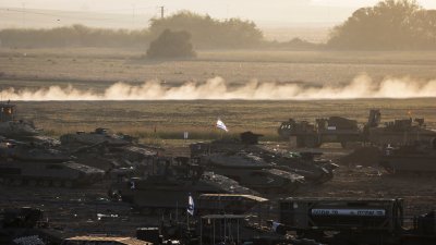 以色列坦克和其他编队，已部署在以色列南部与加沙地带边界附近。（图取自路透社）