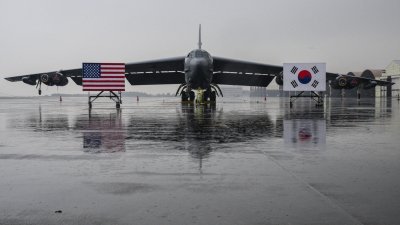 美军B-52H战略轰炸机周四停在忠清北道的清州基地。（图取自法新社）