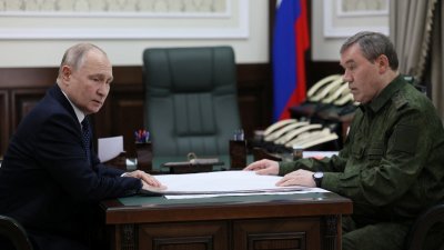 俄罗斯总统普京（左）听取总参谋长格拉西莫夫汇报战事进展。（图取自俄卫网/路透社）