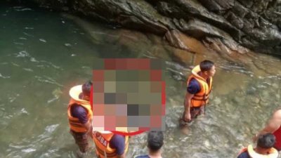 一名18岁巫裔青年到瀑布戏水，因受困强大漩涡，不幸溺毙。