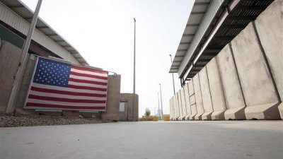 2011年12月14日，美国驻伊拉克大使馆内悬挂著美国国旗。（图取自路透社）
