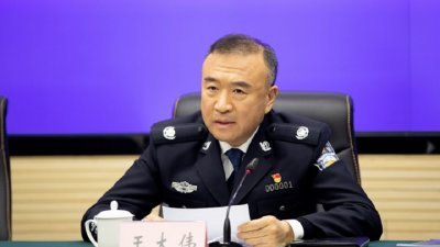 落马前，身为辽宁省公安厅前厅长的王大伟，曾穿著标有警号000001的警服出入多个公开场合。（图取自网络）