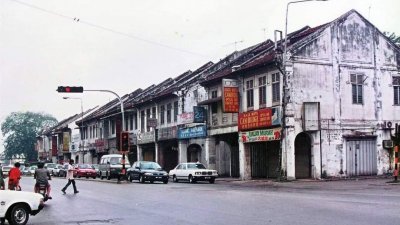1980年代甲洞大街，原来的两层店铺多已重建为三层。（图片：黄福地提供）