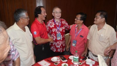 魏家祥（右3）与中央代表们问好，也感谢他们在党选时的支持，让他得以联任。