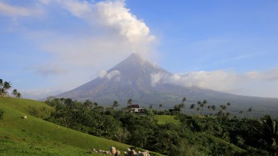 马荣火山是菲律宾境内最活跃的火山之一，位于菲律宾吕宋岛东南部的阿尔拜省。（图取自路透社）