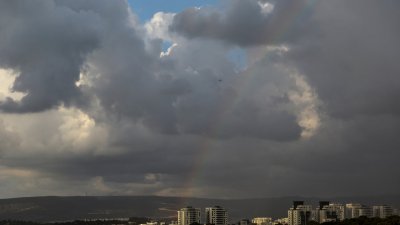 以色列北部与黎巴嫩接壤的边境地区，上周四（19日）在战火中可见一道彩虹。（图取自路透社）