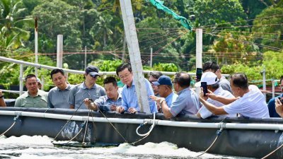 曹观友（左5）周日下午前往位于槟州峇都蛮的智能养虾场巡视。（图取自珍珠快讯）