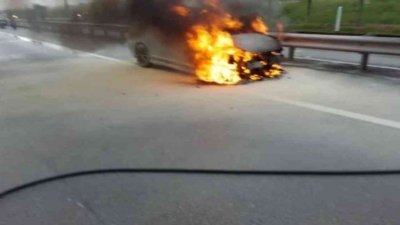 轿车在北海居林大道上被大火吞噬。
