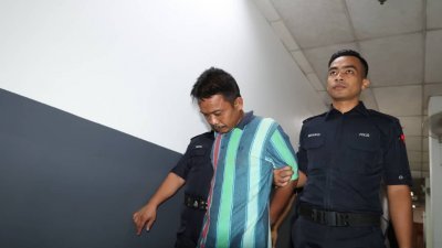被告（左2）承认在电梯内抢劫14岁少年，将于11月20日下判。