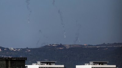 以色列与黎巴嫩周六边境上空出现照明弹。（图取自路透社）