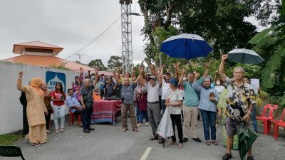 逾百名华巫印裔居民现身请愿，抗议武吉牛汝莪祈祷室外设立电讯发射塔。