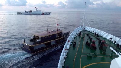 中国和菲律宾的船只上周日两次在南中国海有争议海域发生碰撞，中菲两国相互指责错在对方。图为一艘悬挂菲律宾国旗的船只被一艘中国海警船拦截，并导致碰撞。（图取自中国海警/路透社）