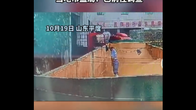 中国网上流传青岛啤酒原料仓疑遭工人小便的影片画面。（图取自网络）