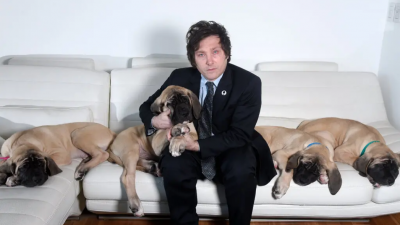 阿根廷极右翼选举联盟“自由前进党”总统候选人米莱，2018年与已故宠物狗科南的克隆体合影。（图取自网络）