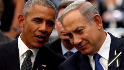 2016年9月30日，时任美国总统的奥巴马（左）在耶路撒冷参加以色列前总统佩雷斯的葬礼，期间与以色列总理内塔尼亚胡（右）交谈。（路透社档案照）