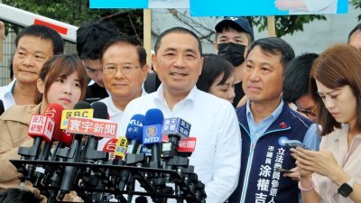 台湾的中国国民党总统参选人侯友宜（前中）周一在桃园接受媒体联访时表示，他认为在备战的同时，最重要的还是一定要避战。（图取自中央社）