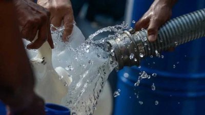 吉打州3座滤水站的原水混浊指数飙高，导致该站净水生产量减少，影响5县水供，约有15万用户受到影响。
