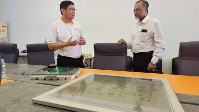 王春兴（左起）向佳日星解释，其公司的运作。