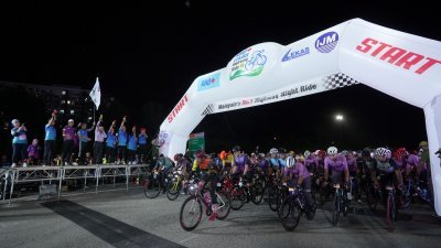 第8届兴业银行加影芙蓉大道夜间脚车赛吸引了来自30个国家的逾6000名骑行爱好者参与，划下最多参与者的新纪录。