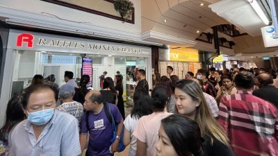 新加坡雅吉拱廊至少10家兑换商的令吉卖断货。