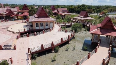 拥有19年历史的水上烧渔村已关闭，2024年将被马六甲机构重新塑造成另一个新旅游景点。（照片取自网络）