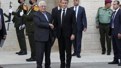 法国总统马克龙于周二在约旦河西岸城市拉姆安拉，与巴勒斯坦自治政府主席阿巴斯会面。马克龙也是以巴10月7日爆发最新一轮冲突以来，首位访问巴勒斯坦权力机构总部的西方领导人。（图取自法新社）