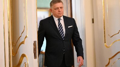 斯洛伐克新任总理菲佐，当地时间周三出席在布拉迪斯拉发总统府的新内阁就职仪式。（图取自路透社）
