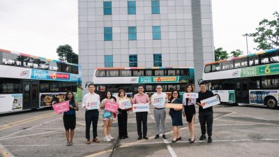 黄汉伟（左5）率领槟州代表团，出席新加坡ITB亚洲旅游展，并推展6辆槟城旅游主题的巴士车身广告。
