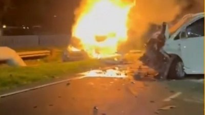 丰田威驰轿车与休旅车相撞后，再撞向大树，猛烈撞击力导致轿车失火燃烧，宛如一颗火球。（取自社交媒体）