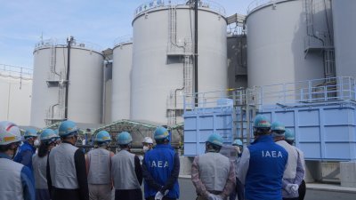 IAEA的调查团周三在福岛第一核电厂，观察核污水排放设施。（图取自东电公司面子书）