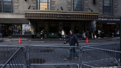 纽约市中心的罗斯福酒店，今年5月开始被政府充当移民的临时庇护所。（图取自路透社）
