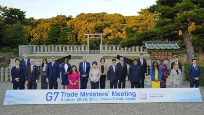 七国工业集团（G7）周六在日本大阪府和堺，举行为期2天的贸易部长会议前合影留念。（图取自日本共同社/路透社）