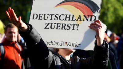 “德国选择党”支持者去年10月8日，在反政府示威活动中行“纳粹礼”。（图取自路透社）