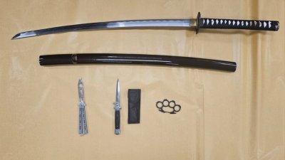 警方起获的物品包括一把武士刀、一把蝴蝶刀、一把指节掸和一把弹簧刀。（图：新加坡警察部队）