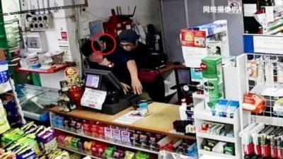 被告跑到迷你超市亮刀架在店员脖子上打抢，抢走580新元。