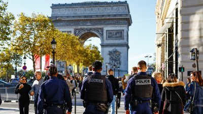法国北部发生致命持刀袭击事件后，法国政府将全国置于最高警戒状态，法国警察本月16日在巴黎凯旋门附近的香榭丽舍大街巡逻。（图取自路透社）