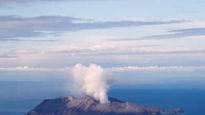 2019年12月12日，纽西兰怀特岛火山鸟瞰图。（图取自路透社）