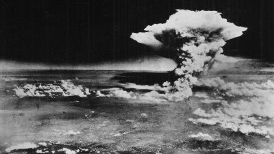 美国陆军1945年8月6日发布的照片显示，一枚核弹在日本广岛引爆后产生蘑菇云。（图取自美国陆军/广岛和平纪念博物馆/路透社）