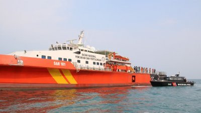 大马海事执法机构发现闯入柔佛海域的印尼渔船后，与印尼国家搜救机构联系协调，并在龟咯岛西南4.1海哩处将获救船员交予当局。