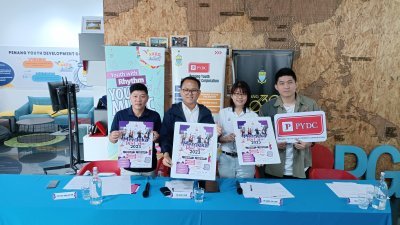 傅裕兴（左起）、魏子森、魏鉝玲及杨飞欢迎槟州青年参与国庆青年才艺大赛。