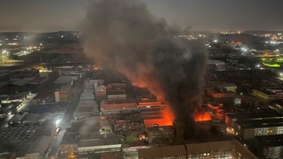 南非豪登省约翰内斯堡一栋5层建筑当地时间周四发生火灾，目前已造成至少74人遇难，61人受伤。（图取自社交媒体X @odirileram/路透社）
